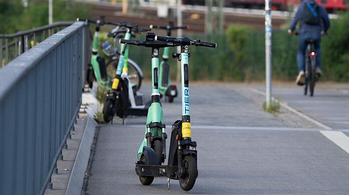 Elektroroller auf einem Gehweg.