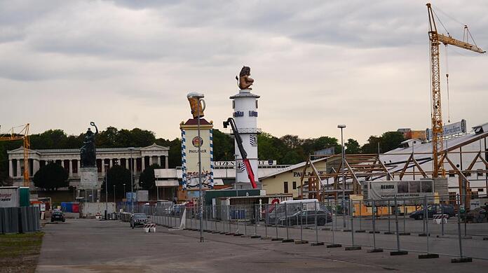 Noch stehen die Türme des Löwenbräu- und des Paulaner-Zelts auf der Theresienwiese, bald müssen sie verschwunden sein. Bis zum 10. November hat die Abbau-Firma dafür noch Zeit.