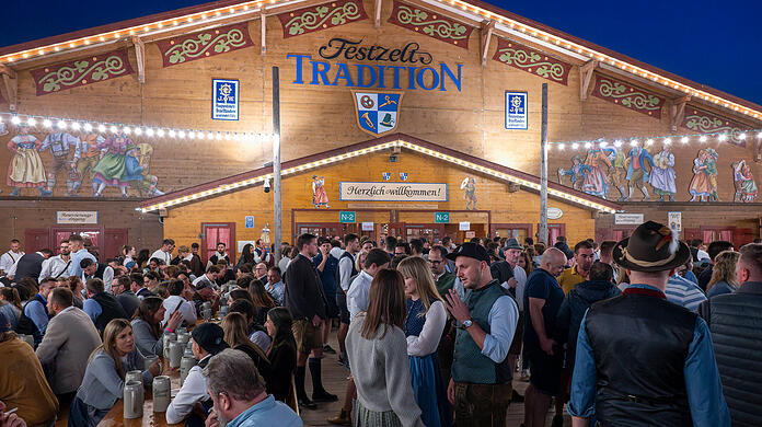 Eines der beliebten Zelte auf der Oidn Wiesn: Das Festzelt Tradition.