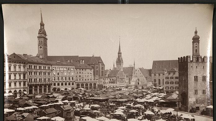 Blick auf den Viktualienmarkt vor 1880: Auch viele Stadtansichten gibt es im Foto-Archiv des Bruckmann-Verlags.