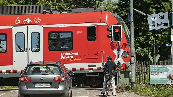 Ein Bahnübergang in Daglfing. Der Zugverkehr vor Ort – vor allem der Güterverkehr – ist immer wieder Anlass für Unruhe im Viertel.