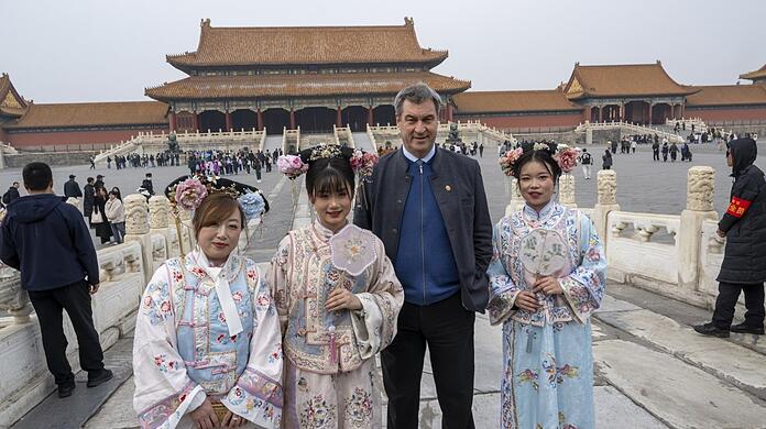 Schee war's scho: Markus Söder am Dienstag beim Besuch der historischen Verbotenen Stadt in der chinesischen Hauptstadt Peking mit Frauen in traditionellen Kostümen.