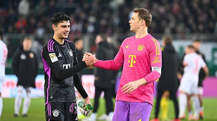 Manuel Neuer (r.) konnte am Sonntag wieder ins Mannschaftstraining einsteigen, Aleksandar Pavlovic (l.) fehlt jedoch weiterhin.