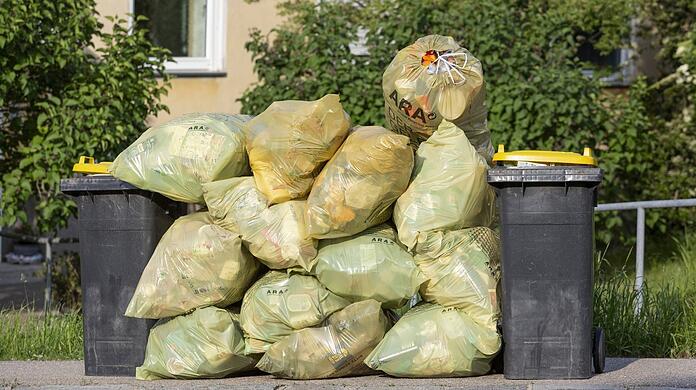 In anderen Städten ein gewohntes Bild: Gelbe Säcke, Gelbe Tonnen.