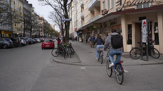 Vom Bürgersteig ist ein Radlweg abgetrennt. Sowohl für Fußgänger und Radfahrer ist der Platz aktuell sehr begrenzt.