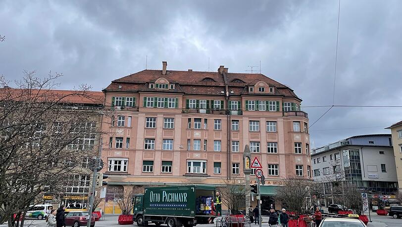 Das historische Kopfmiller-Haus am Pasinger Marienplatz aus dem Jahr 1912, ein früheres Kaufhaus. Es steht zum großen Teil leer und ist sanierungsbedürftig. Bis 1992 konnte man hier Stoffe, Knöpfe und Nähzubehör kaufen.