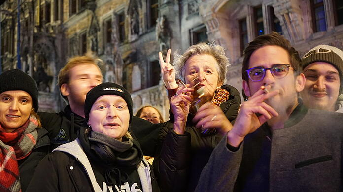 Phil Marier (zweiter v. r.) und seine Freunde feiern das Ende der Kriminalisierung.