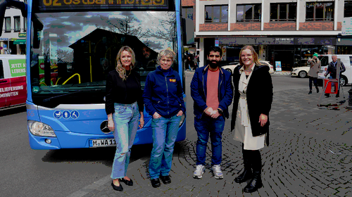 Ahmed Z.  hat es geschafft: Er ist aus Syrien geflohen und arbeitet als Busfahrer. Darauf hätten viele Geflüchtete Lust, weiß Sozialarbeiterin Andrea Hagen (zweite von links). Grünen-Stadträtinnen Mona Fuchs und Clara Nitsche (r.) wollen das ermöglichen.