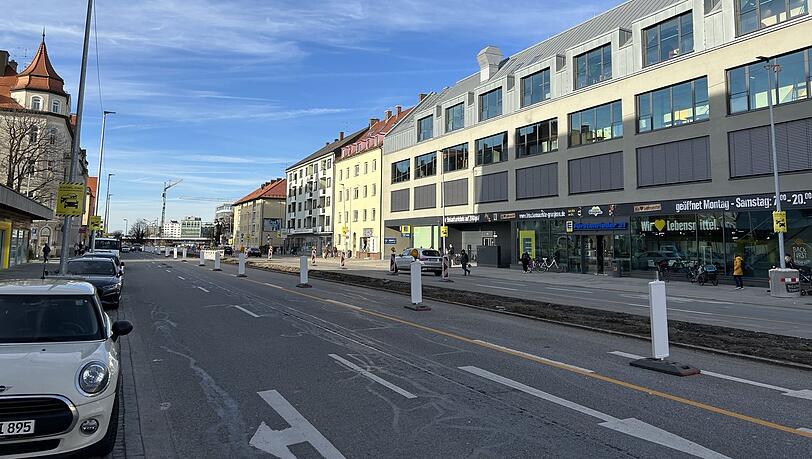 So sieht sie größtenteils aus, die Fürstenrieder Straße: je eine Spur weniger, mit einer riesigen Grube für die Trambahn-Arbeiten in der Mitte.