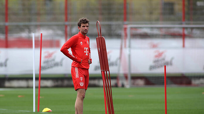 Auch Thomas Müller hakt den Gewinn der deutschen Meisterschaft ab.