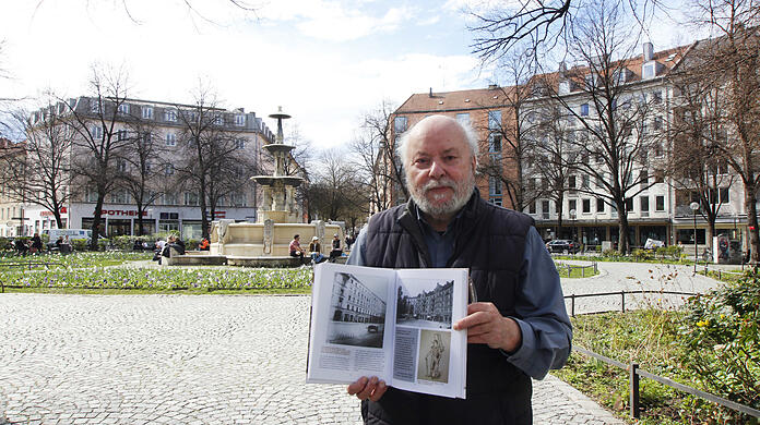 Er ist der Experte: Hermann Wilhelm, langjähriges BA-Mitglied und Gründer des Haidhausen Museums zeigt eine alte Aufnahme des Weißenburger Platzes. In der Mitte der Brunnen, der früher im Glaspalast des Botanischen Gartens und vorm alten Ostbahnhof stand.