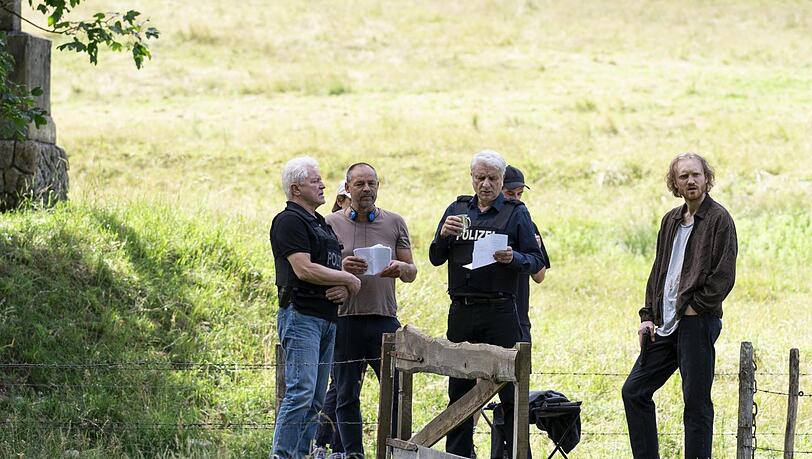 Der Regisseur und Drehbuchautor Christoph Stark (Mitte) – hier am Set mit Miroslav Nemec (links) und Udo Wachtveitl – wurde 1965 in Esslingen am Neckar geboren, er hat Regie an der HFF München studiert und schon zahlreiche TV-Krimis inszeniert.