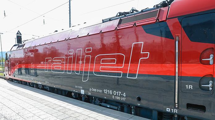 So sieht er aus, der neue Railjet, frisch vom Band. Bis zu 240 km/h kann er schnell sein.