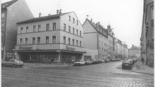 Das Schuhhaus Suyer in der Donnersbergerstraße 22 fotografiert im Jahre 1987: Nicht nur die Autos sahen damals noch anders aus.