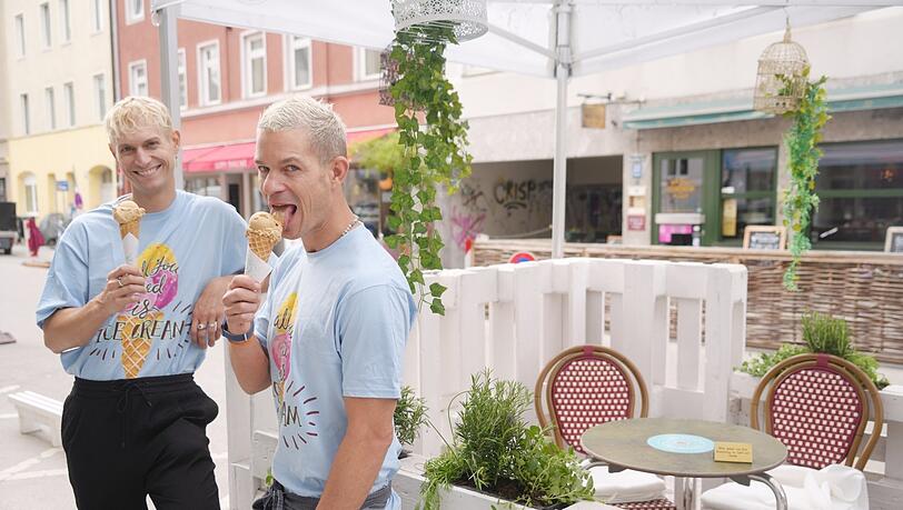 Haben das Uschi-Gras-Eis in ihren Händen, die beiden vom Eiscafé Eismeer, v.l. Geschäftsführer Patrick Becker und Chef Marcus Kares.