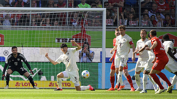 Verloren in Heidenheim mit 2:3. Die Bayern-Stars um Thomas Müller.