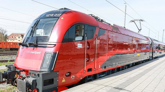 Von außen sofort als Railjet erkennbar: Die neuen Züge erinnern an die alten, die schon lange von München Richtung Wien und Budapest fahren.