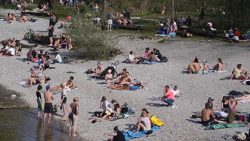 Schon Anfang April kollektiv zum Baden an die Isar? Die Möglichkeit eröffnete sich am Wochenende in München.