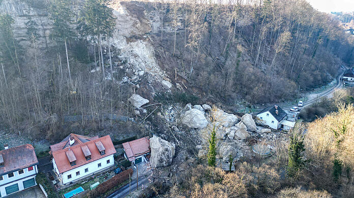 Werden wir solche Stürze wegen des Klimawandels öfter sehen? Blick auf die Unglücksstelle nach einem Felssturz in Steyr; Österreich. Zwei Arbeiter sind von Felsmassen begraben und getötet worden. Die beiden Männer waren nach Angaben der Behörden in Steyr mit Absicherungsarbeiten im steilen Gelände beschäftigt, als sich ein gewaltiger Brocken löste.