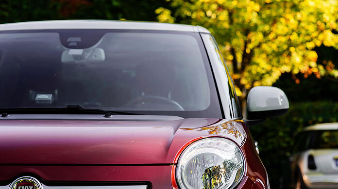 Wurde in einer Münchner Autowaschanlage abgerissen: Der Außenspiegel eines Fiat 500. Wer muss dafür aufkommen? (Symbolbild)