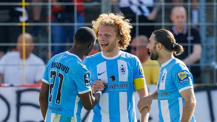 Perfekter Rahmen für den Befreiungsschlag: Leroy Kwadwo, Jesper Verlaat und Marlon Frey (v.l.) im sonnigen und prall gefüllten Grünwalder Stadion.