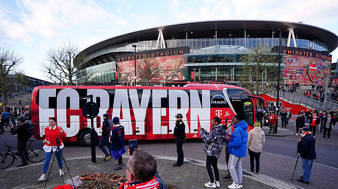 Der Mannschaftbus der Bayern vor dem Emirates Stadion