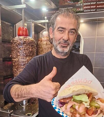 Marco Cakmak mit seinem ersten Streich in Sachen Bayern-Döner: der mit Leberkas.