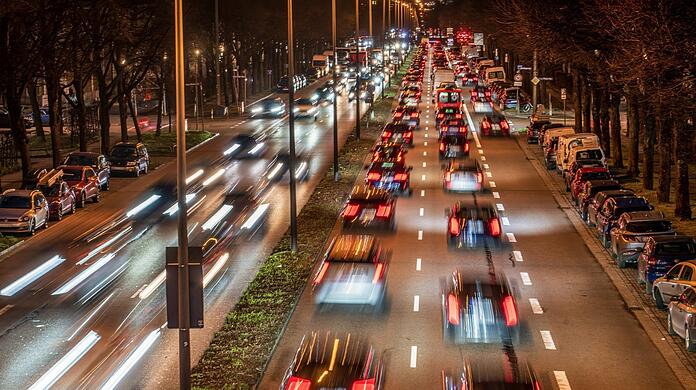 Auf der Landshuter Allee werden die Grenzwerte für Stickstoffdioxid überschritten. Die Stadt muss deshalb ihr Diesel-Fahrverbot verschärfen.