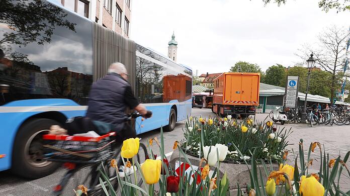 Seit Donnerstag stehen Betontröge mit Blumen an den Einfahrten zur "Kustermannfahrbahn". Sie sollen Radler, Elektrorollerfahrer, Taxler und Lieferanten ausbremsen – und dazu bringen, mehr Rücksicht auf Fußgänger zu nehmen.