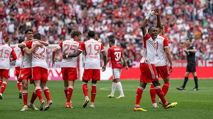 Der FC Bayern gewinnt gegen den 1. FC Köln mit 2:0.