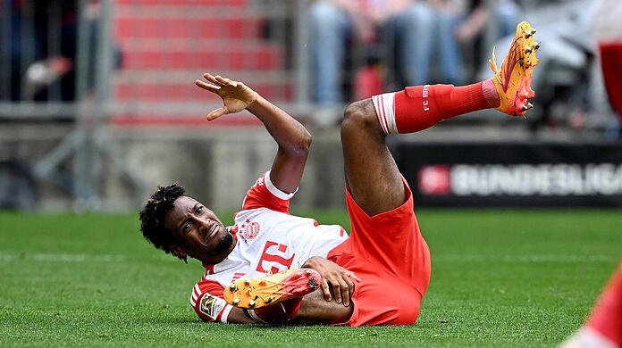 Kingsley Coman verletzt sich gegen Köln.