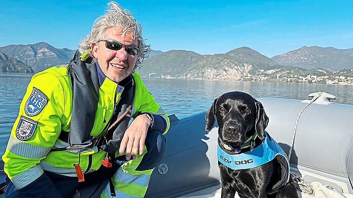 Kai Einfeldt mit seiner Hündin Nala.  Die speziell ausgebildeten Hunde können "Höchstleistung" erbringen.