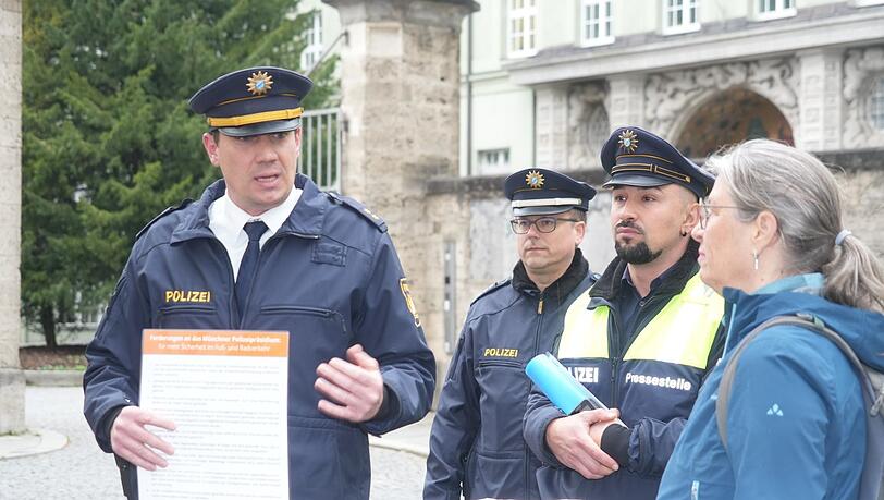 Sonja Haider (ÖDP) übergibt die Forderungen der Demonstranten an Andreas Franken (li), den Pressesprecher der Münchner Polizei.