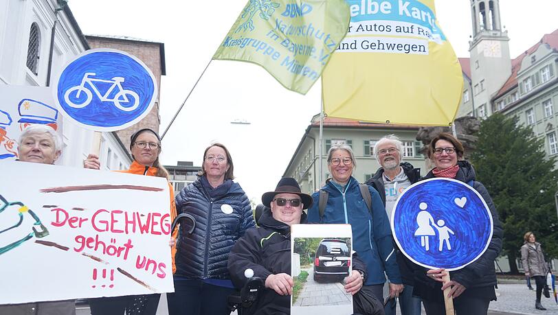 "Der Gehweg gehört uns", fordern diese Protestler.