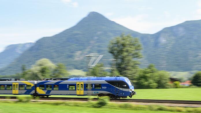 Der Meridian, ein Nahverkehrs-Zugangebot der zu Transdev gehörigen Bayerischen Oberlandbahn (BOB), fährt über die Gleise der Bahntrasse durch das Inntal zwischen Rosenheim und Kufstein.