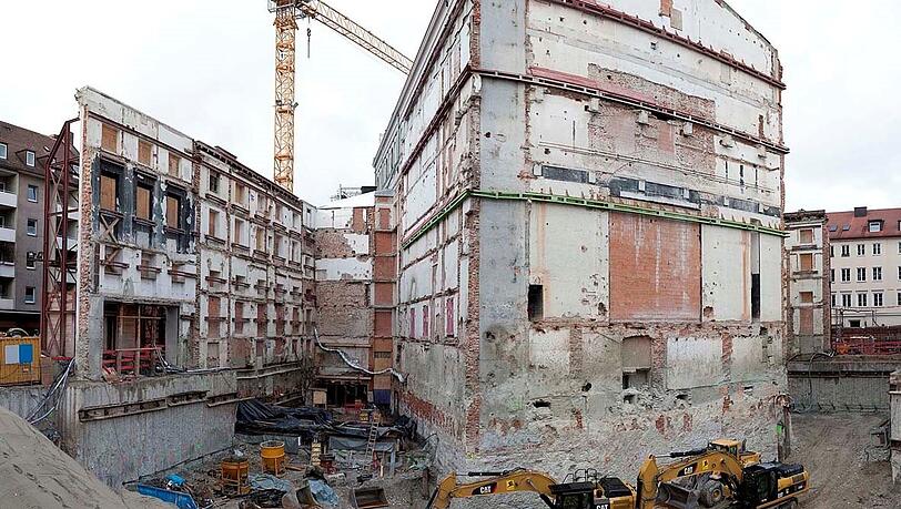 Das Gärtnerplatztheater 2011, während des Umbaus, "Masterpiece next door", von Christian Hinz, 2023, eine digitale Fotomontage, Fine Art Print, kaschiert auf Aludibond, 124 Mal 140 cm, zu sehen im Sandkasten in den Meisterhöfen.