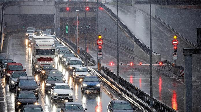 Die Verkehrssperrung des Luise-Kiesselbach-Tunnels ist aufgehoben, der Verkehr hat sich wieder normalisiert.