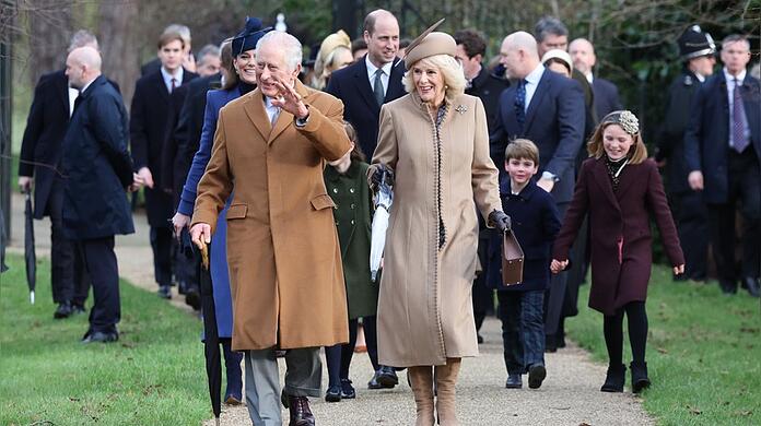 König Charles III. und Königin Camilla, im Hintergrund unter anderem Prinz William (m.) und Prinzessin Kate (l.).