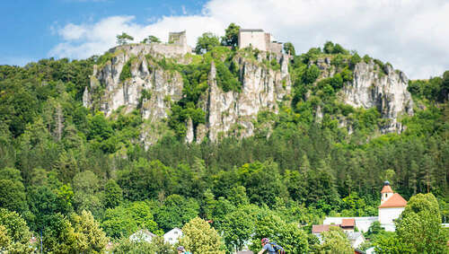 Entdecken Sie die malerische Natur und lokale Sehenswürdigkeiten, wie die Burg Arnsberg.