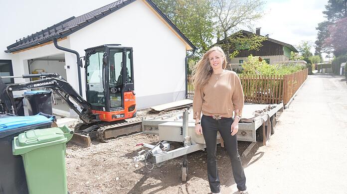 Über 70 Baumängel: Katharina G. hat von einer Lell-Gesellschaft eine Doppelhaushälfte in Straßlach gekauft. Ein knappes Jahr nach dem Einzug ist noch immer nicht alle fertig. Dazu gehört der Auto-Stellplatz, den sie sich mit den Nachbarn teilt. Die Anwältin hat den Bauträger inzwischen verklagt.