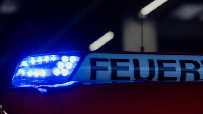 Bonn: Ein Blaulicht leuchtet auf einem Feuerwehrwagen.