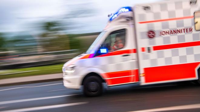 Frankfurt am Main: Ein Rettungswagen auf Einsatzfahrt.