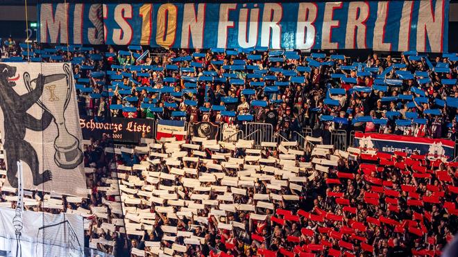 Fotografie: Neunmal sind die Eisbären Berlin schon Meister geworden. Nun wollen die Fans den zehnten Titel. «Miss10n für Berlin» ist groß auf einem Banner zu lesen. Die Mannschaft ist in guter Form. Gegen die Straubing Tigers siegt der Rekordmeister mit 3:1.