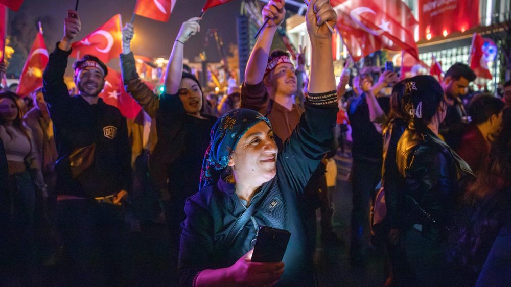 Kommunalwahlen in der Türkei: Anhänger von Ekrem İmamoğlu feiern dessen Wahlsieg in Istanbul.