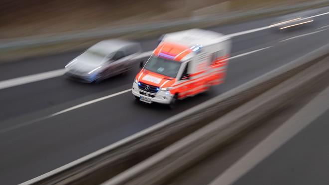 Unfall: Ein Rettungswagen fährt über eine Autobahn.