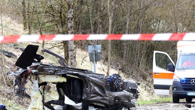 Schwarzwald-Baar-Kreis: Ein Rettungwagen steht am Rande des verunglückten Fahrzeuges.