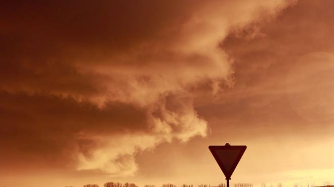 Wettervorhersage: Eine Schlechtwetterfront zieht bei tief stehender Sonne über den Harz hinweg.