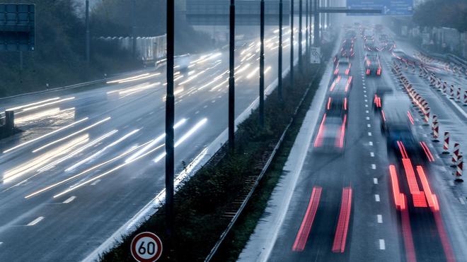 Verkehr: Autos fahren über die A1.