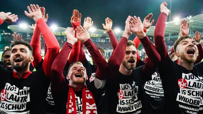 Fotografie: Der 1. FC Kaiserslautern hat den sensationellen Durchmarsch des 1. FC Saarbrücken im DFB-Pokal gestoppt. Der vom Abstieg bedrohte Zweitligist setzte sich im Halbfinale mit 2:0 durch und zieht damit zum achten Mal in der Vereinsgeschichte in das Endspiel ein.