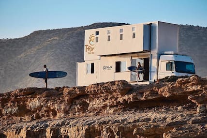 Das Truck Surf Hotel bringt dich und dein Bett an die besten Spots des Landes.